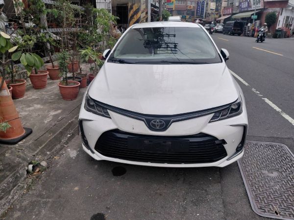 半夜轎車停路中央！駕駛睡到流口水　一睜眼「座椅上的東西」露餡了1